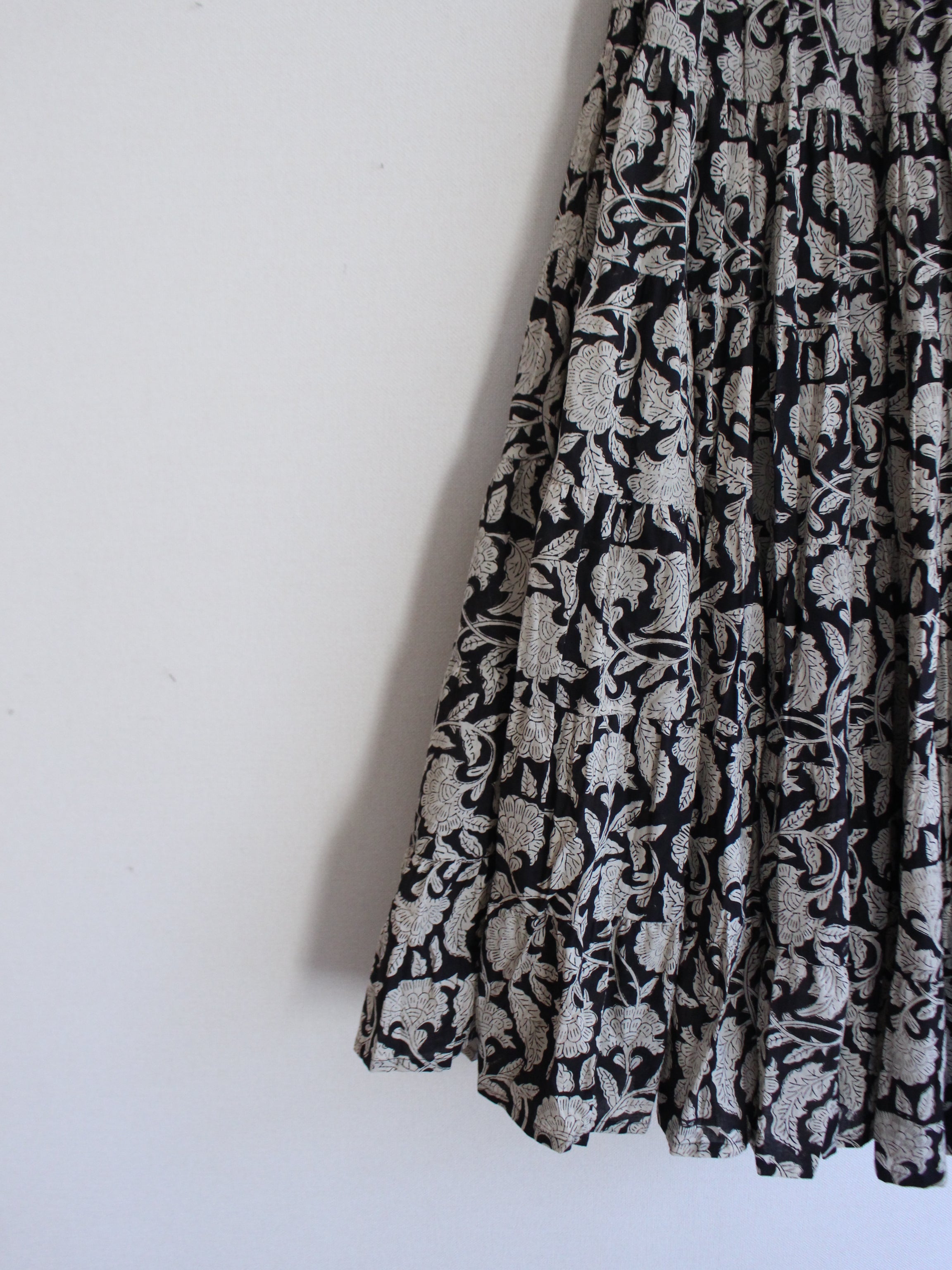 MAJESTIC FLOW SKIRT【BLACK】 – NARUTREE