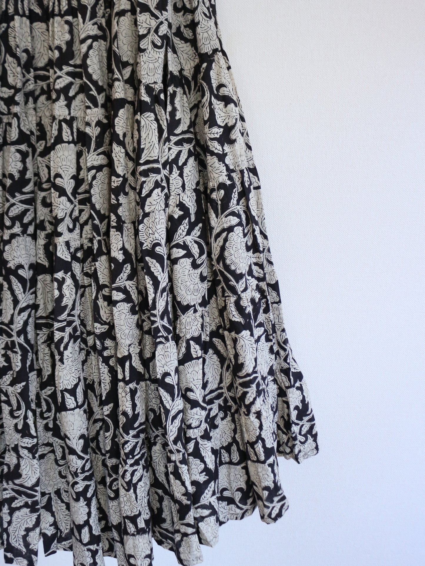 MAJESTIC FLOW SKIRT【BLACK】