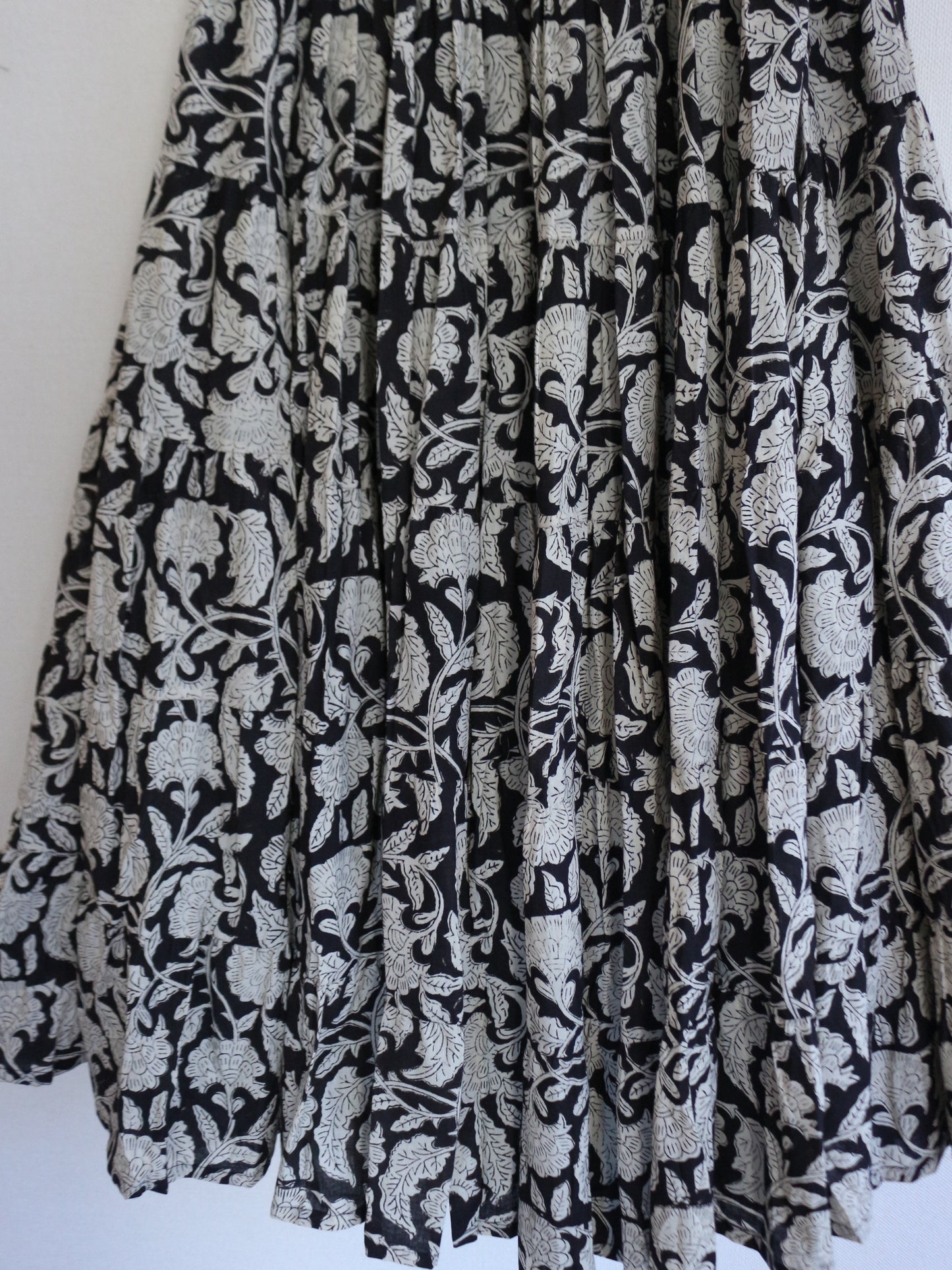 MAJESTIC FLOW SKIRT【BLACK】