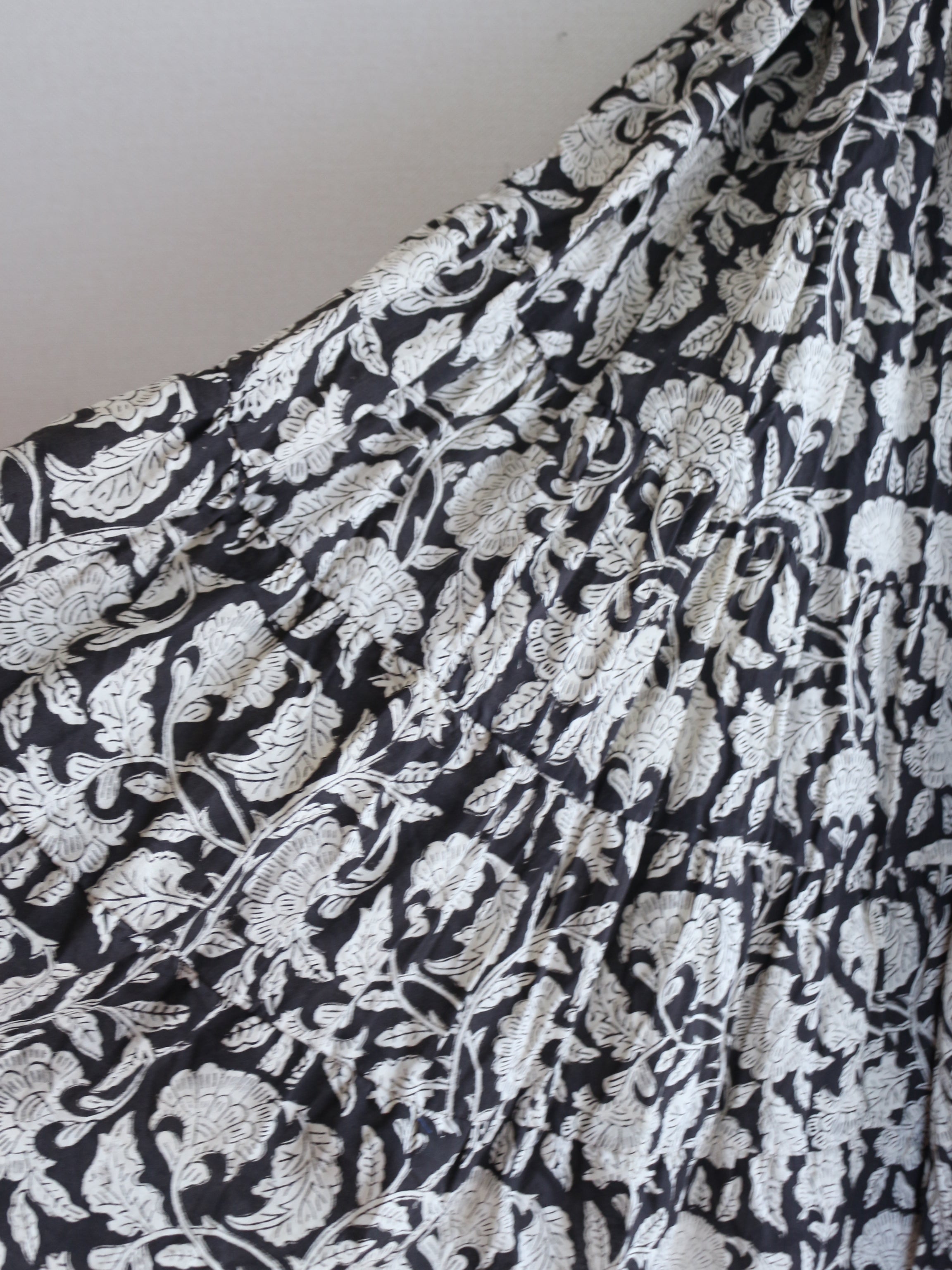 MAJESTIC FLOW SKIRT【BLACK】 – NARUTREE