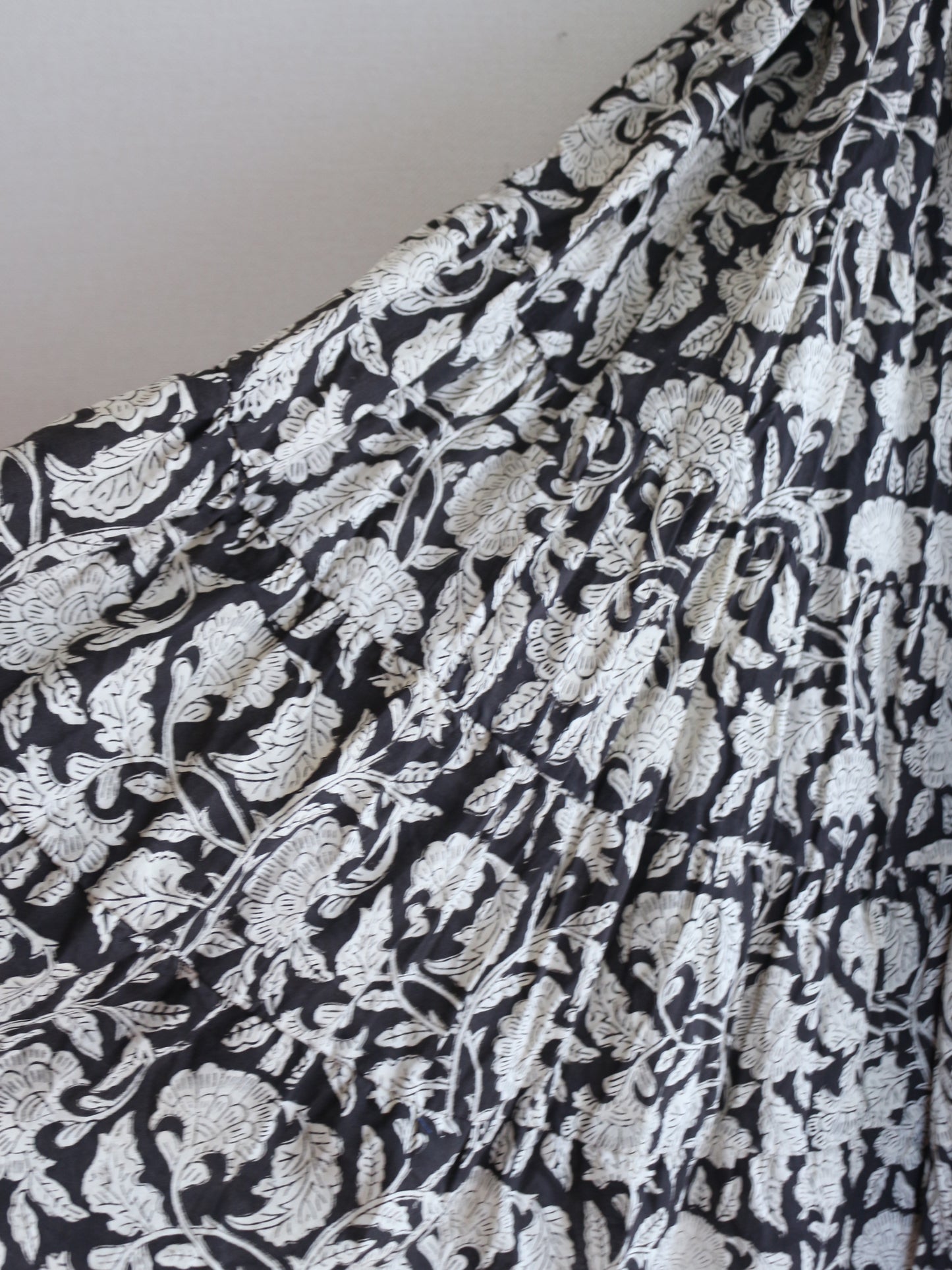 MAJESTIC FLOW SKIRT【BLACK】