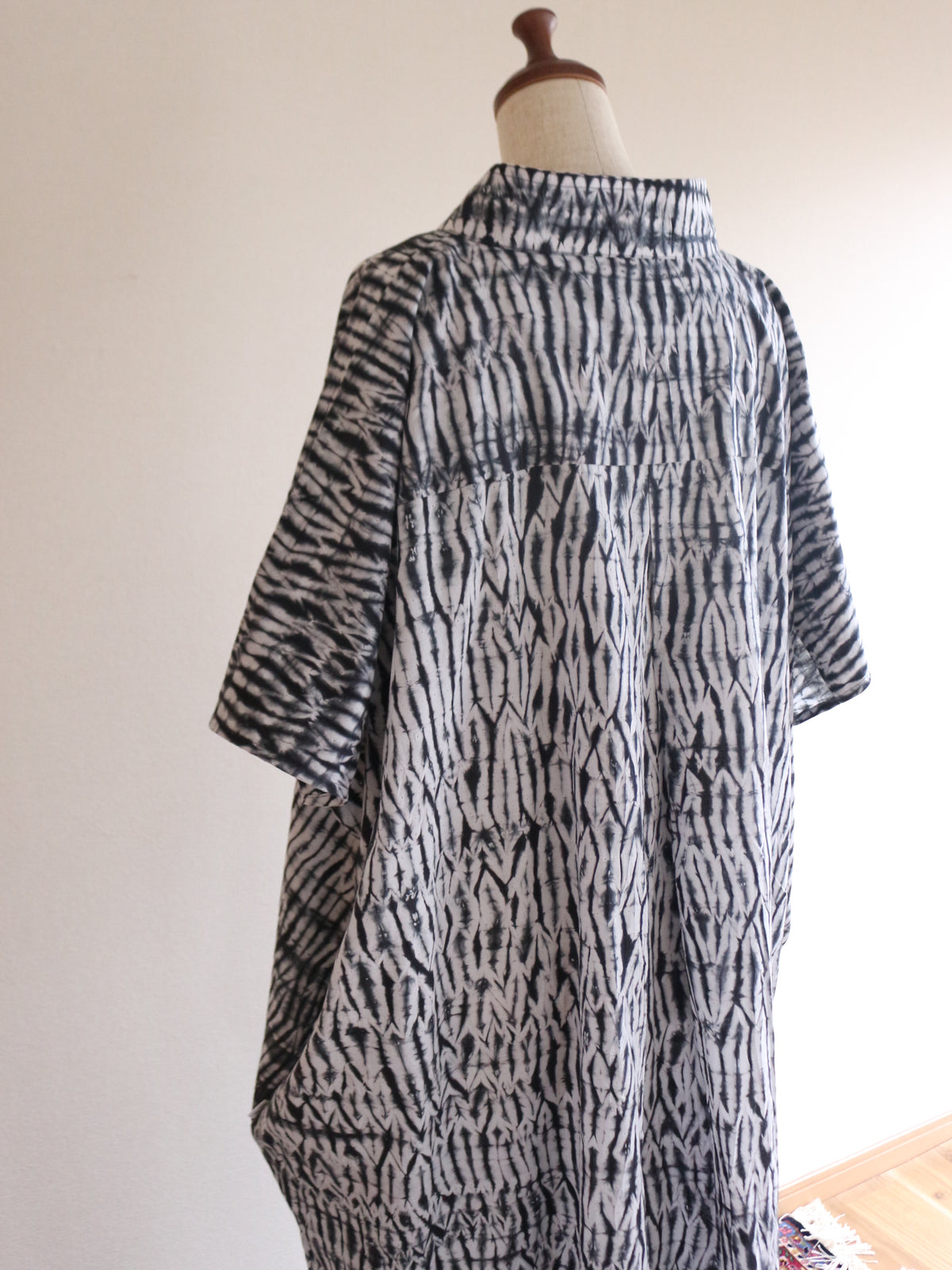 【COMING SOON】SHIBORI カフタン ブラック
